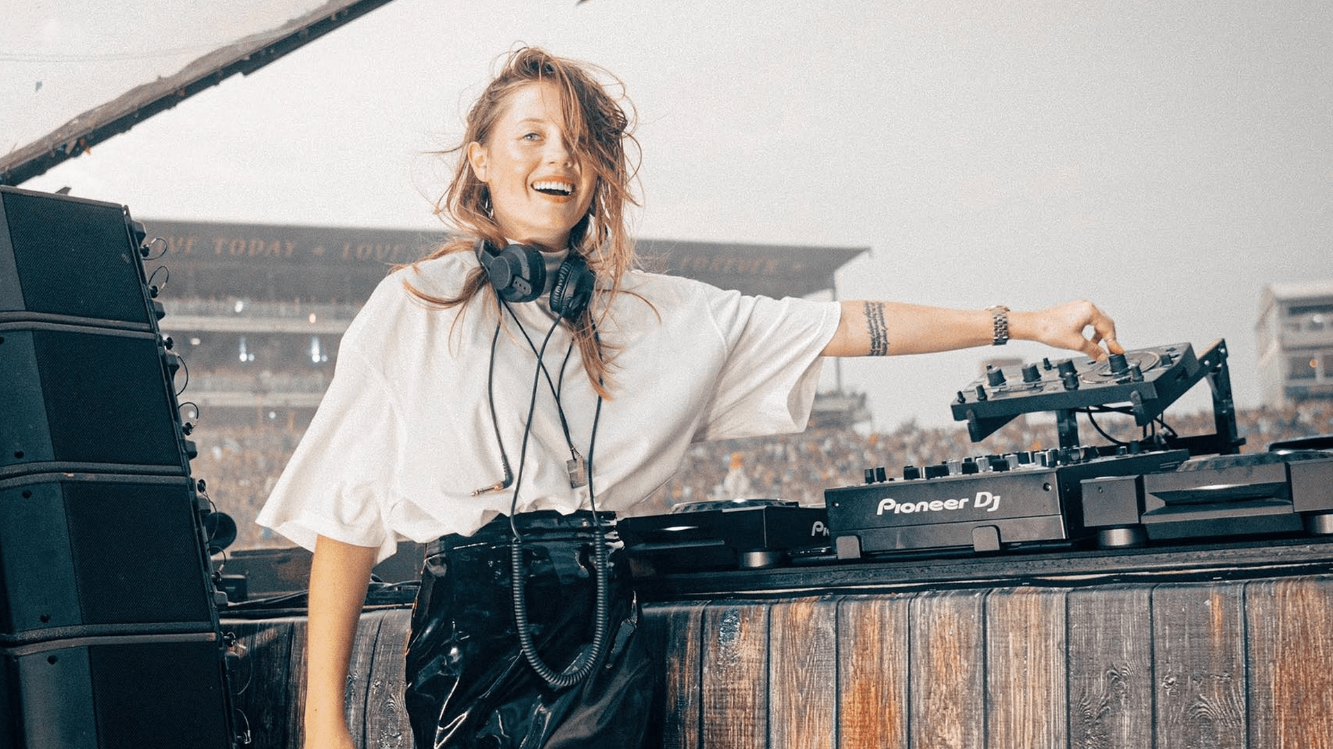 Charlotte de Witte volverá a FABRIK por Halloween Encabezará el cartel de CODE en el próximo Hallowfest del macroclub madrileño En los últimos años, Halloween se ha consolidado como una de las festividades más importantes del calendario y la escena electrónica lo nota, siendo una de las noches en las que mejores carteles se ven del año. FABRIK lo sabe bien, y su próximo Hallowfest promete ser histórico, reuniendo por primera vez a las cinco marcas del club: CODE, Nexus, Loop, XTREME y La Resistencia, repartidas por las distintas salas del macroclub. Ya conocemos a la headliner de su marca más emblemática. Charlotte de Witte, protagonista de CODE Si piensas en la DJ más reconocida del siglo XXI, es casi imposible no pensar en Charlotte de Witte. El 31 de octubre, la belga pisará por cuarta vez nuestro templo, tras sus inolvidables pasos por FABRIK en 2017, 2021 y 2024. Productora incansable, fundadora de KNTXT, uno de los sellos de referencia del momento, y nombrada mejor artista techno del año en 2019, de Witte también hizo historia como la primera mujer en cerrar Tomorrowland con un set 100% techno. Su regreso a Madrid llega, además, en un momento de plena forma artística, lo que convierte esta cita en una de las más esperadas del otoño. Un Hallowfest dividido por salas Por primera vez, FABRIK repartirá sus marcas entre las diferentes salas para esta noche especial: CODE, Loop, Xtreme y La Resistencia tomarán el club, con Charlotte de Witte encabezando el cartel de la Main Room. Del lado de Nexus ya hay nombres confirmados, como Brennan Heart y D-Block & S-te-Fan, y en las próximas semanas se irá desvelando el resto del line-up. Una experiencia terrorífica completa Como colofón, FABRIK promete una experiencia terrorífica completa, con el pasaje del terror más grande de Europa integrado en la noche para una experiencia totalmente inmersiva. Las entradas están disponibles en TicketClub.